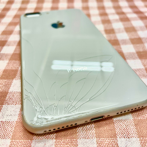 立川市からお越しのお客様　iPhone8Plus背面ガラスパネル破損修理