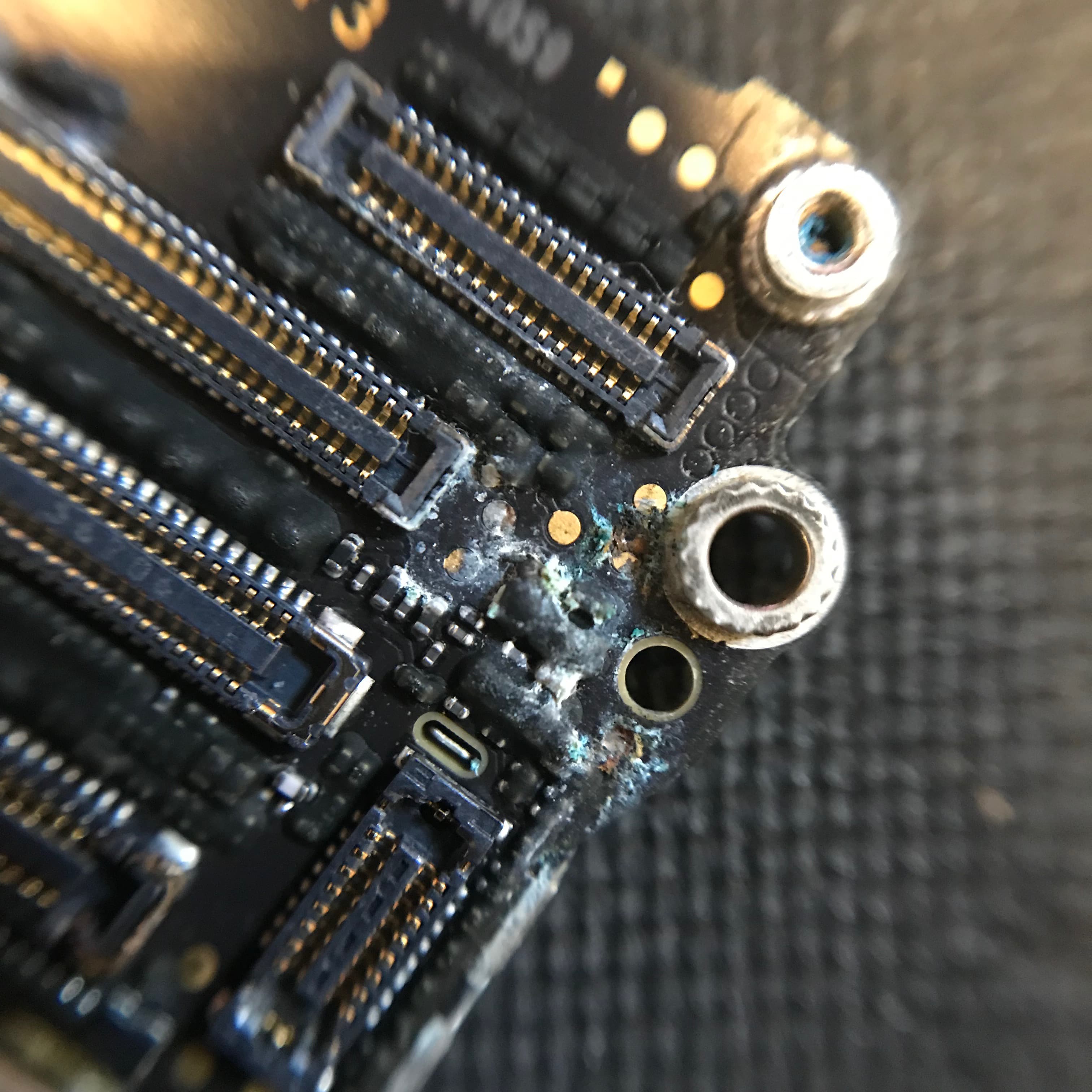 iPhone6Plusの基盤腐食