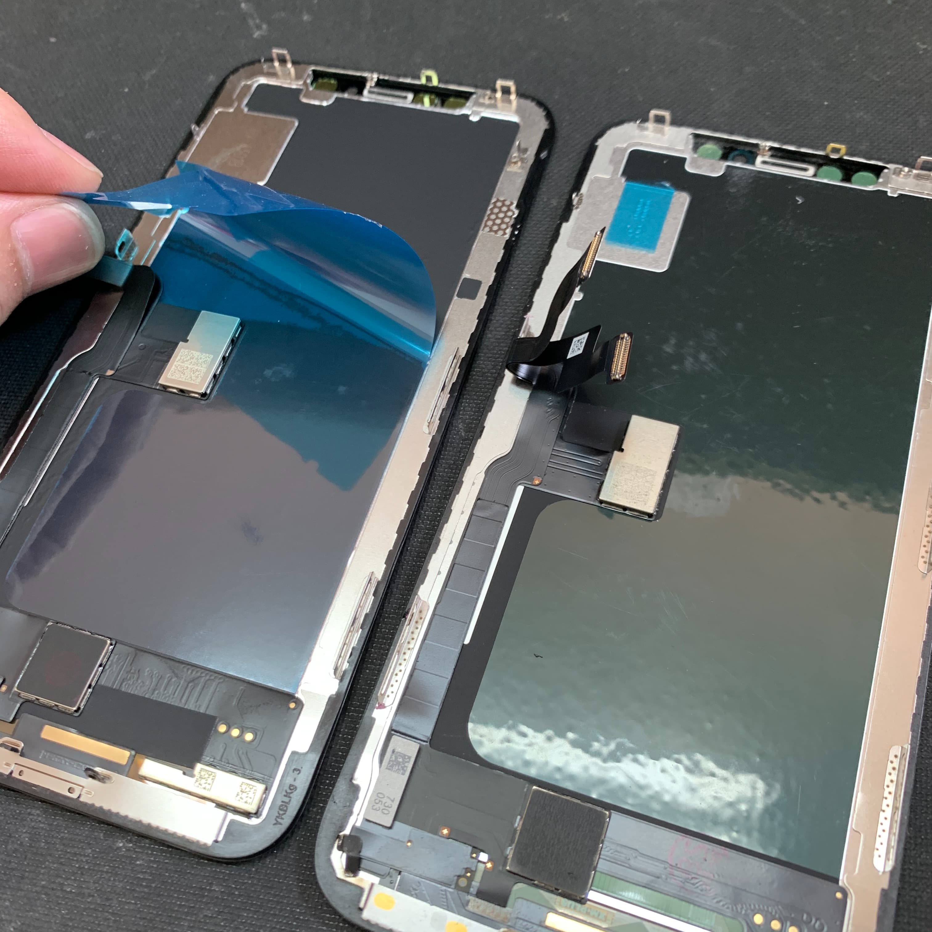 iPhoneXのフロントパネル裏面にある保護シート
