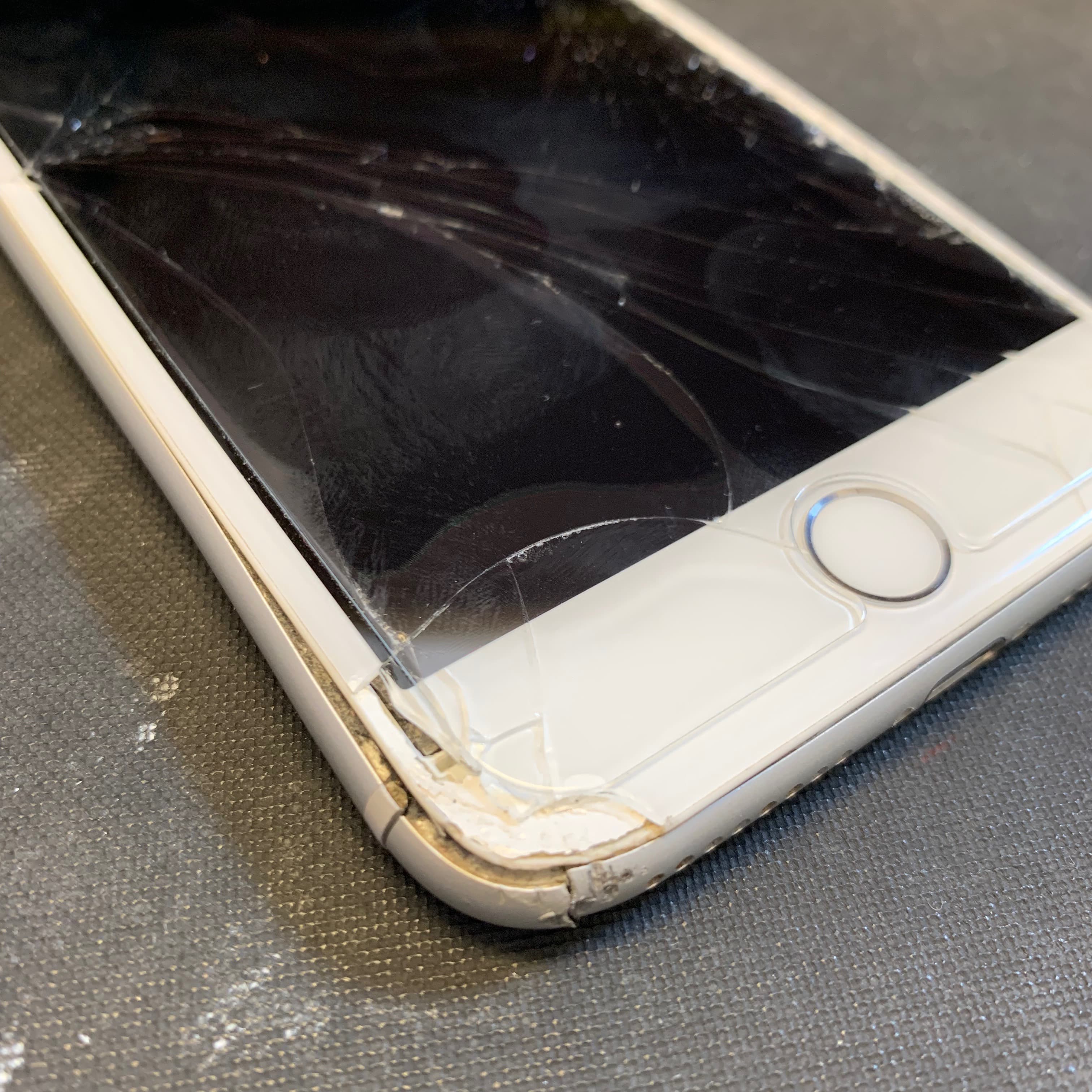 日野市からのお客様　iPhone8Plus（アイフォン8プラス）フレームが歪む程破損した画面修理