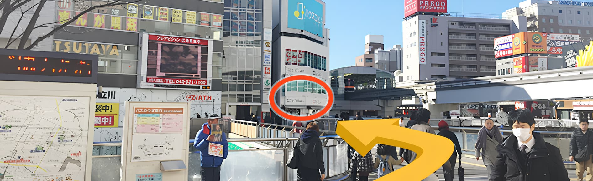 南口に出たら、正面に見える「arearea（アレアレア）」の隣にあるsoftbankショップの方へ進みます。