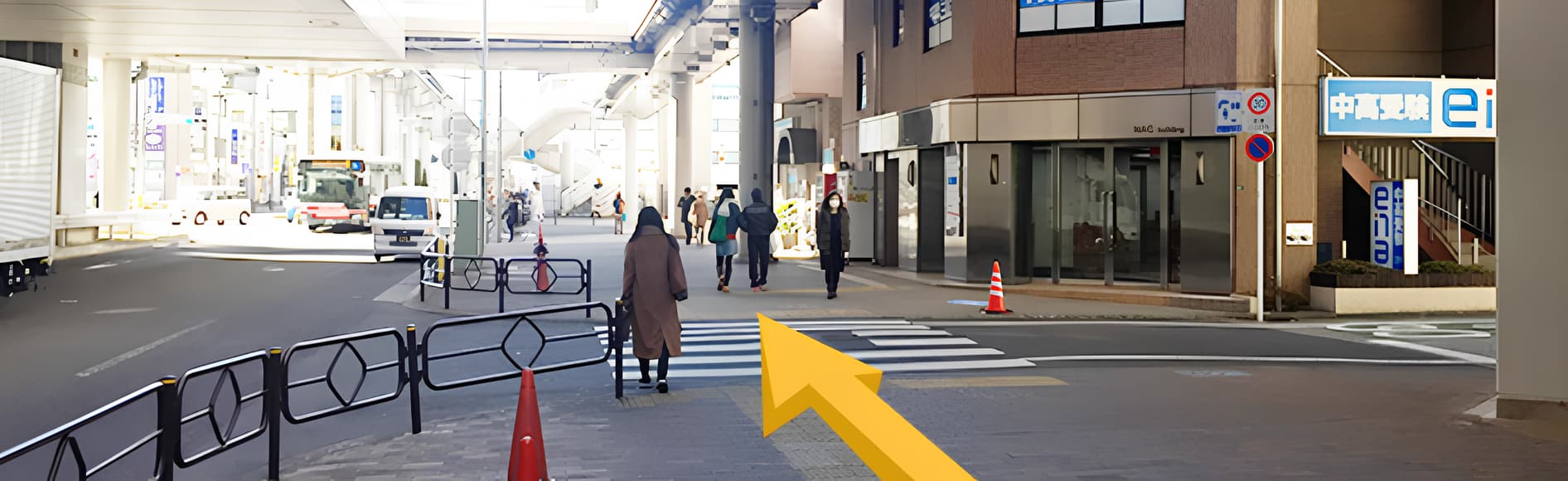 そのままモノレール沿いに真っ直ぐ進みます。